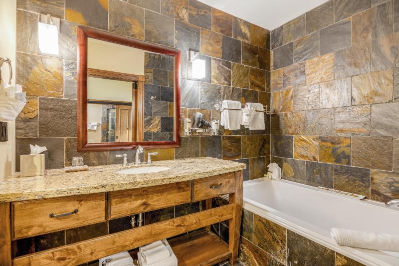 Superior King Suite image 4