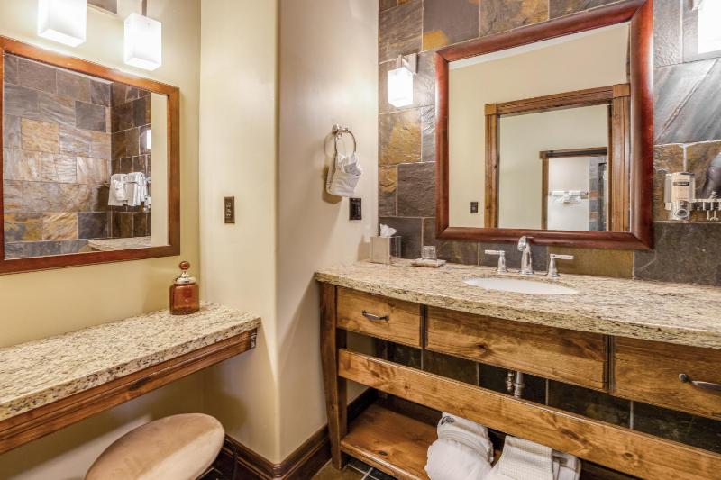 Superior King Suite image 3