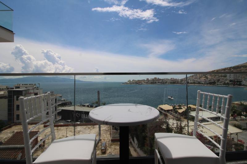 Deluxe Double Room with Balcony and Sea View image 3