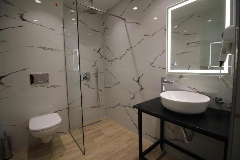 Deluxe Double Room with Balcony and Sea View image 2
