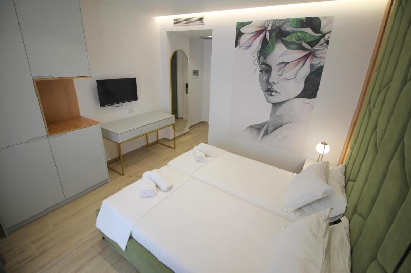 Deluxe Double or Twin Room with Balcony image 4