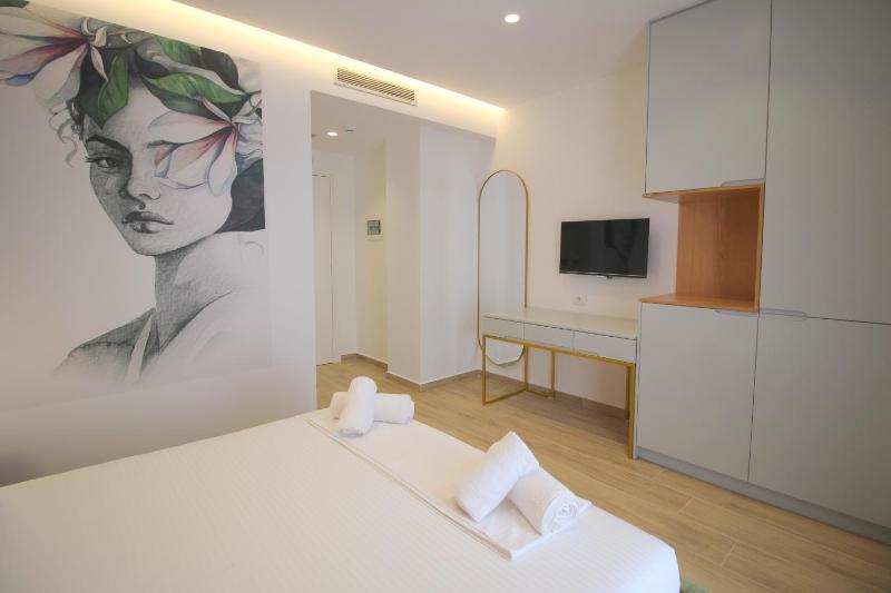 Deluxe Double Room with Balcony and Sea View image 4