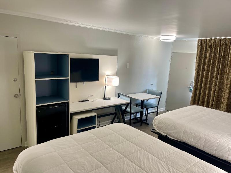 Queen Room with Two Queen Beds - Non-Smoking image 2
