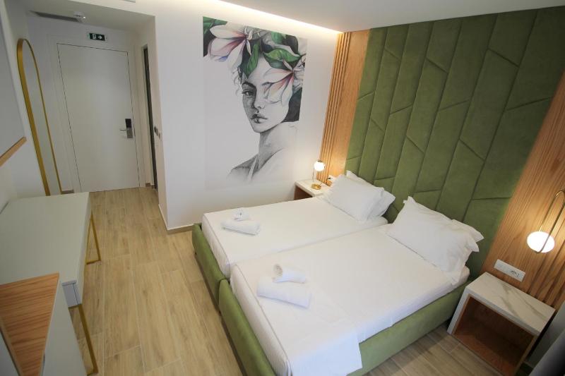Deluxe Double or Twin Room with Balcony image 3