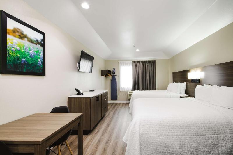 Queen Room with Two Queen Beds - Non-Smoking image 3