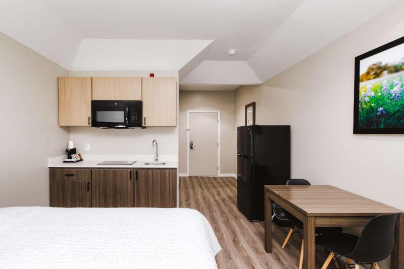 Queen Room with Two Queen Beds - Non-Smoking image 4
