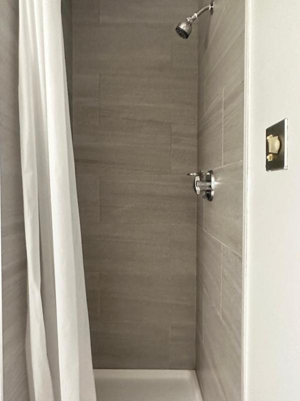 Standard Queen Room image 4