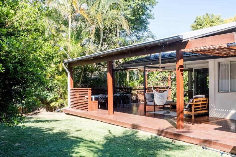 Mid-Century Modern Retro Beach House - image 7