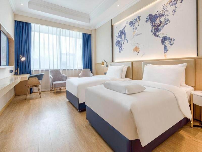 Light Twin Room image 1