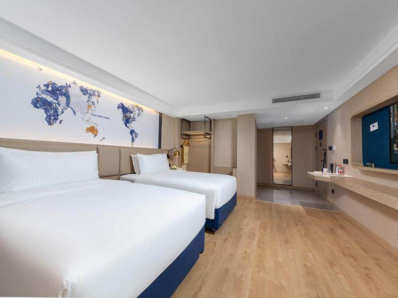 Light Twin Room image 1