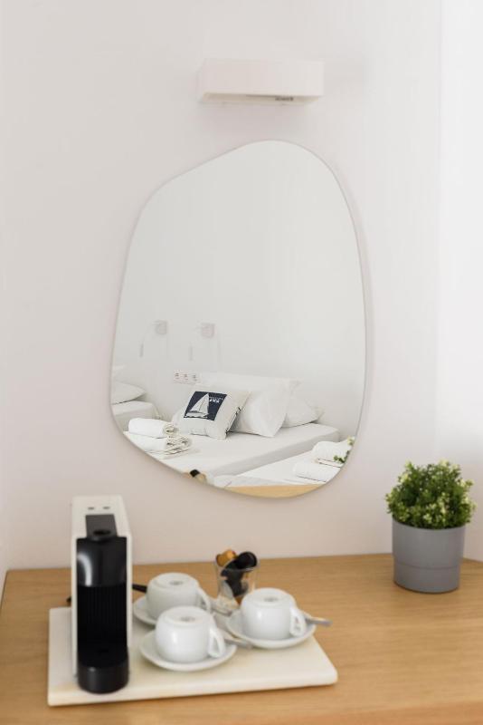 Triple Room with Pool View image 4
