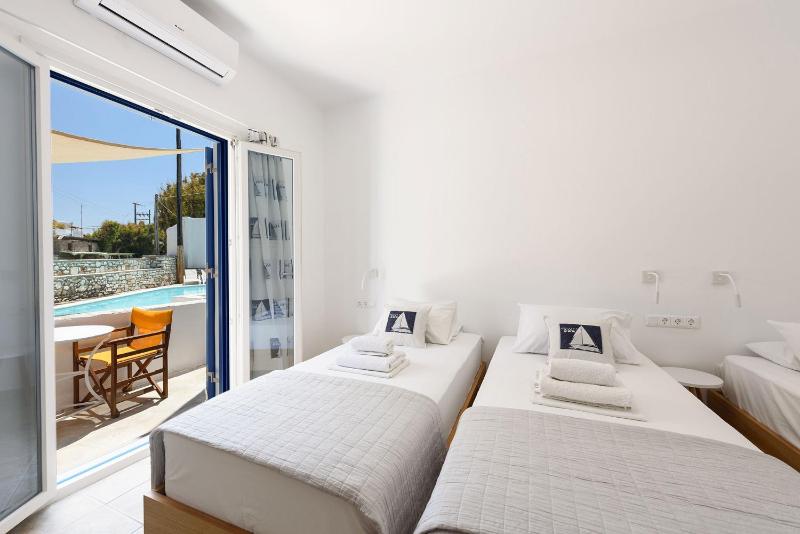Triple Room with Pool View image 1
