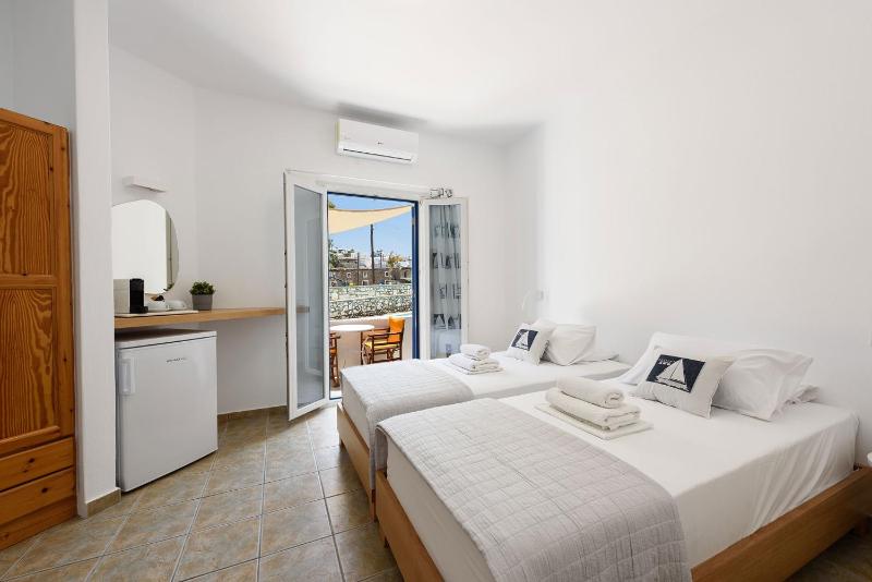 Triple Room with Pool View image 3