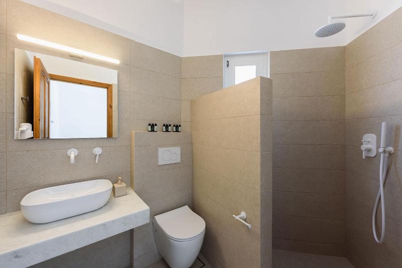 Triple Room with Pool View image 2