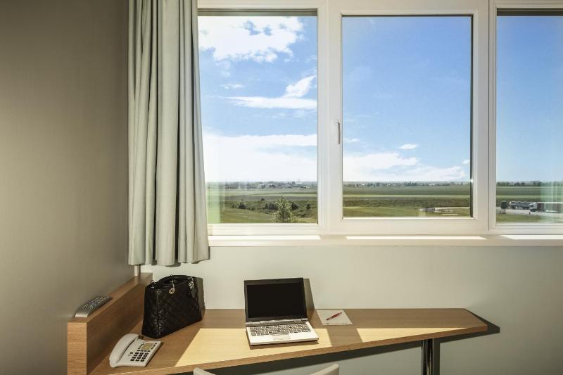 Standard Twin Room image 3