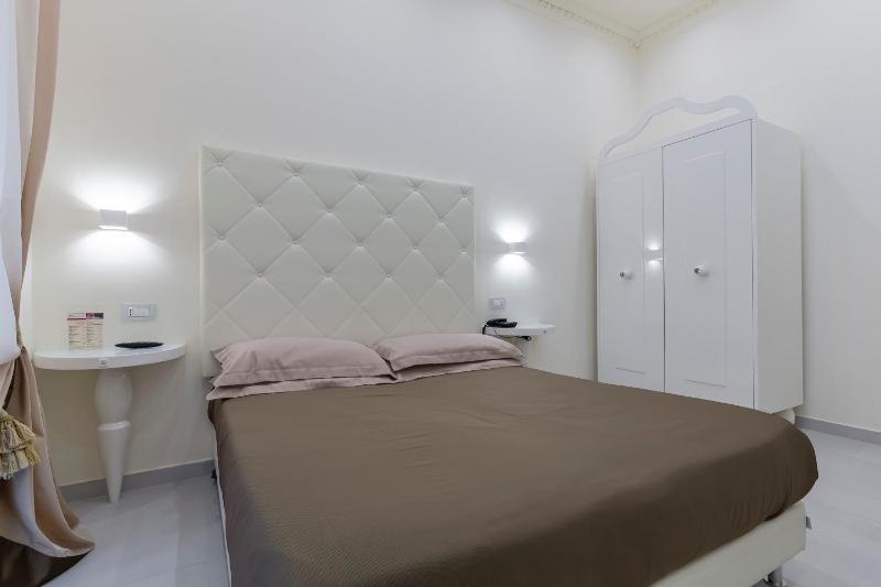 Standard Double Room with Spa Access  image 3