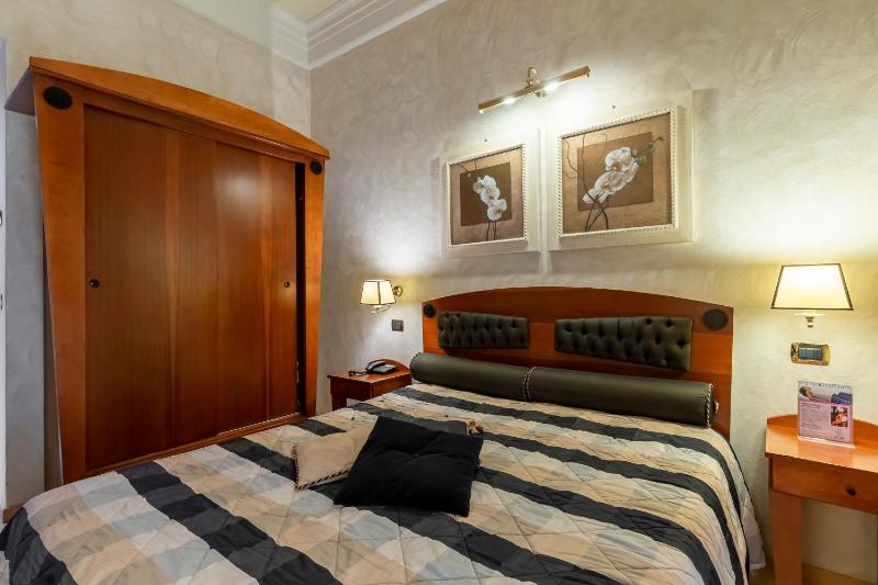 Standard Double Room image 3