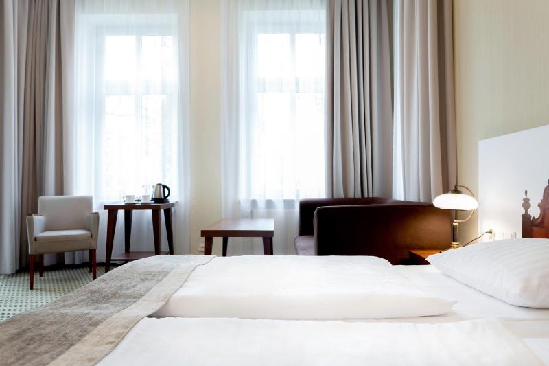 Standard Plus Twin Room image 3