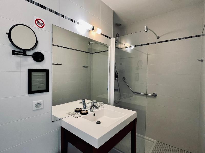 Double Room with City View image 4