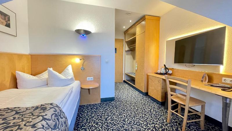 Single Room with Sea View image 3
