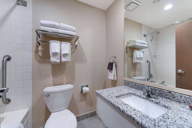 Queen Room with Two Queen Beds - Non-Smoking image 4