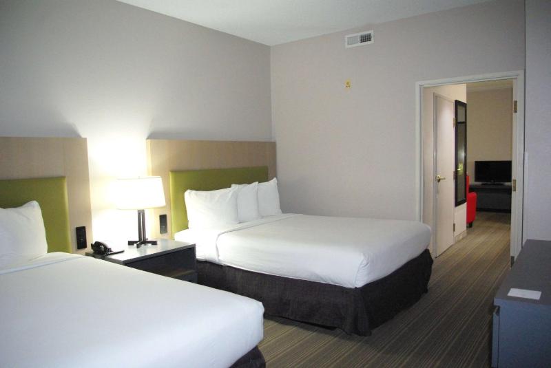 One-Bedroom Suite with Two Queen Beds, Non-Smoking image 1