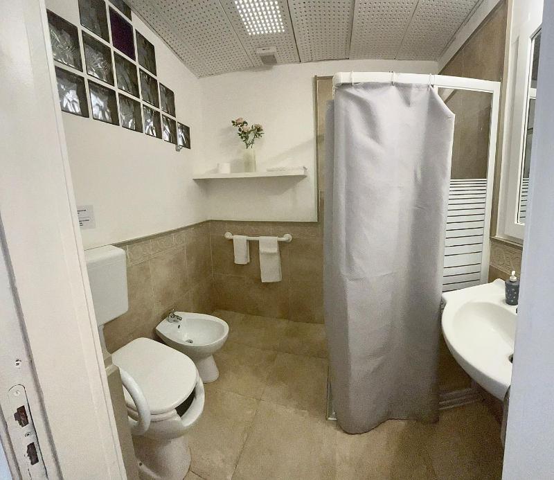 Single Room image 3