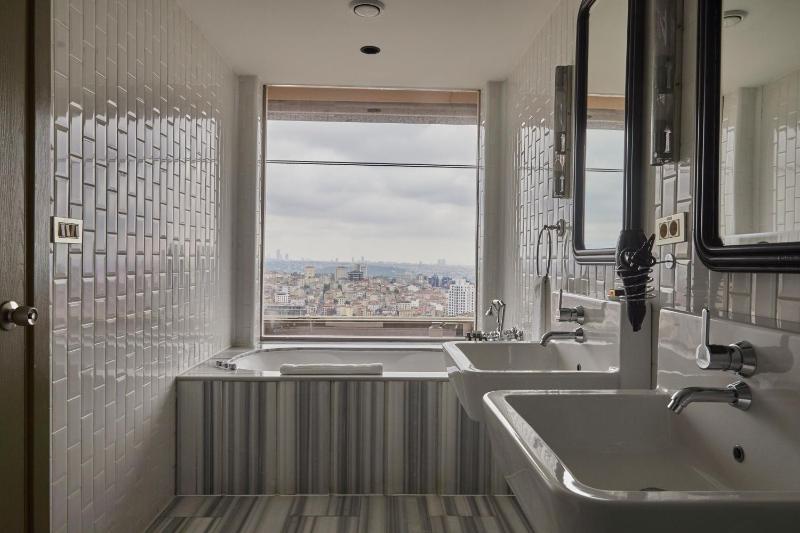 Suite with Spa Bath image 3