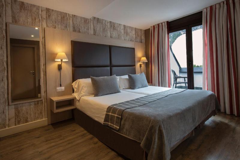 Double or Twin Room image 4