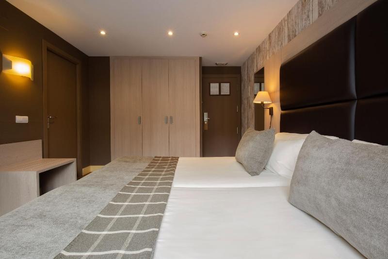 Double or Twin Room image 3