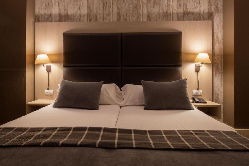 Quadruple Room (2 Adults + 2 Children) image 3