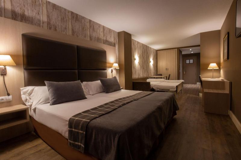 Quadruple Room (2 Adults + 2 Children) image 1