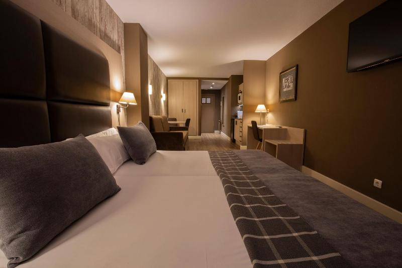 Quadruple Room (3 Adults + 1 Child) image 1
