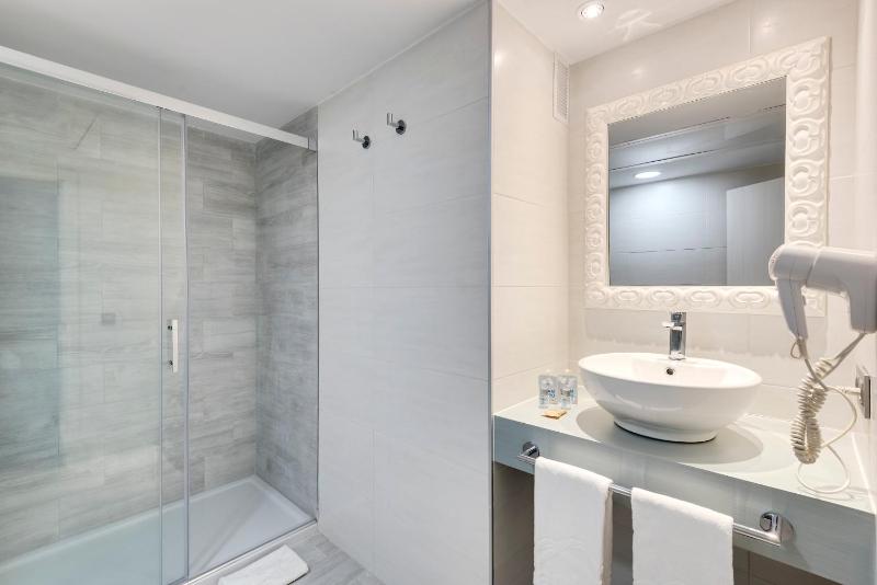 One-Bedroom Apartment with Pool View image 3