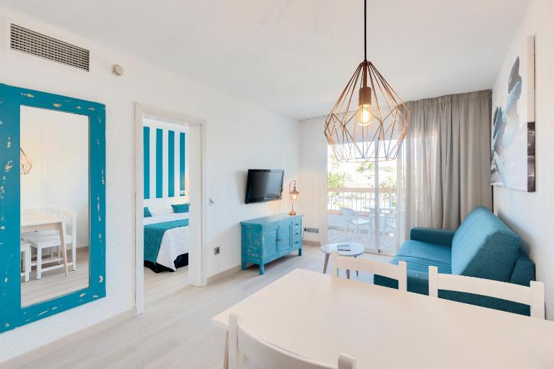 One-Bedroom Apartment with Pool View image 4