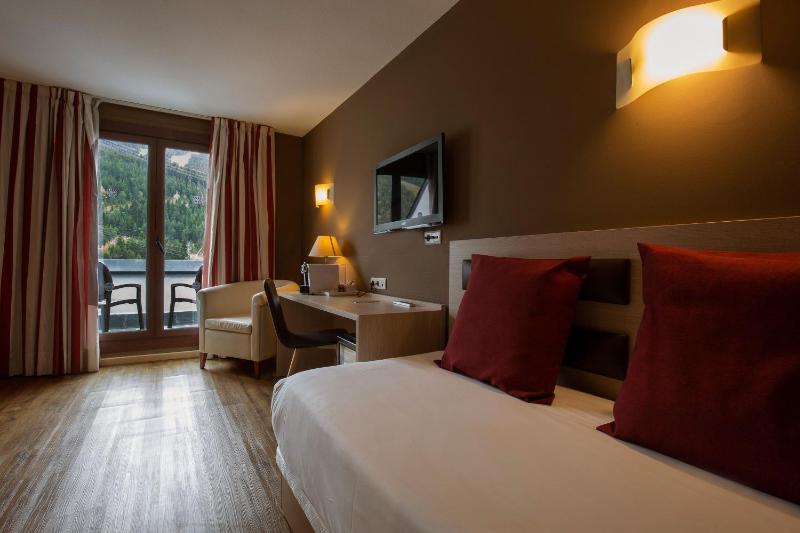 Triple Room (2 Adults + 1 Child) image 3