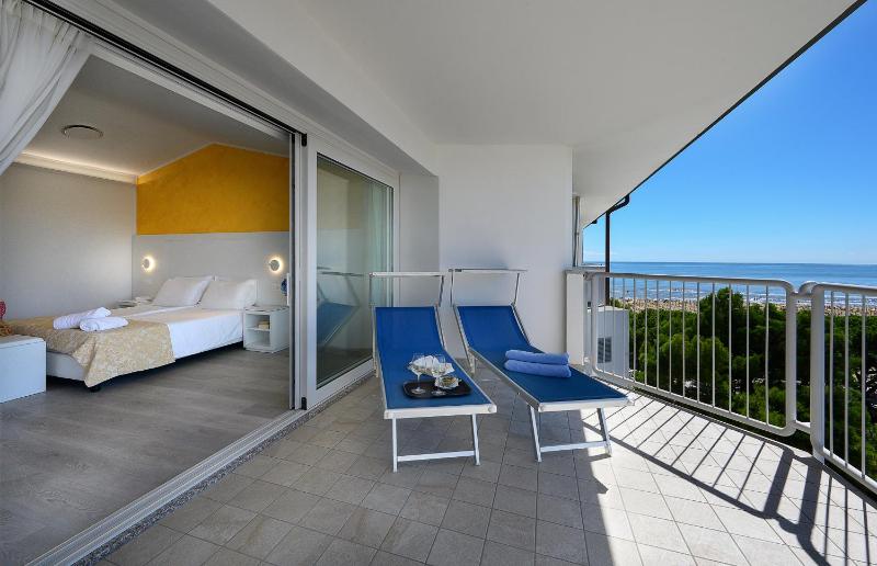 Superior Double or Twin Room with Side Sea View image 3