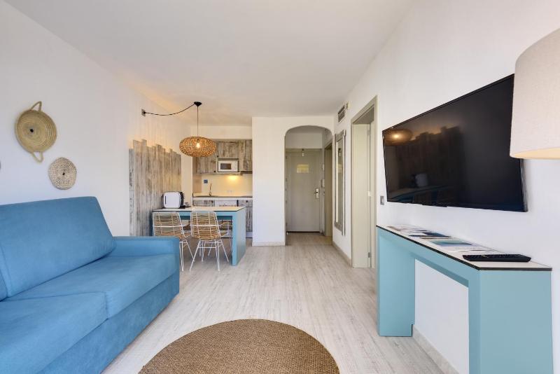 One-Bedroom Apartament with Private Garden and Pool Access image 2