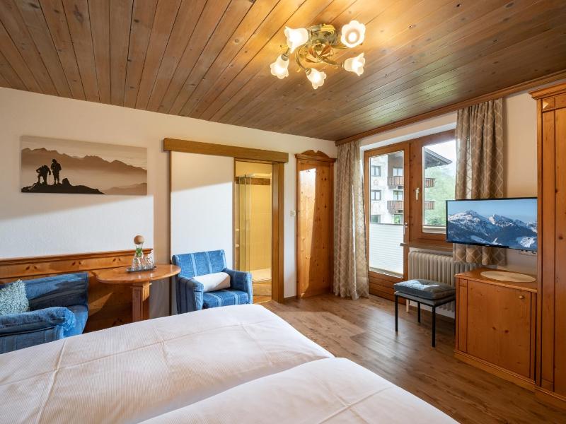 Double Room with Balcony image 2