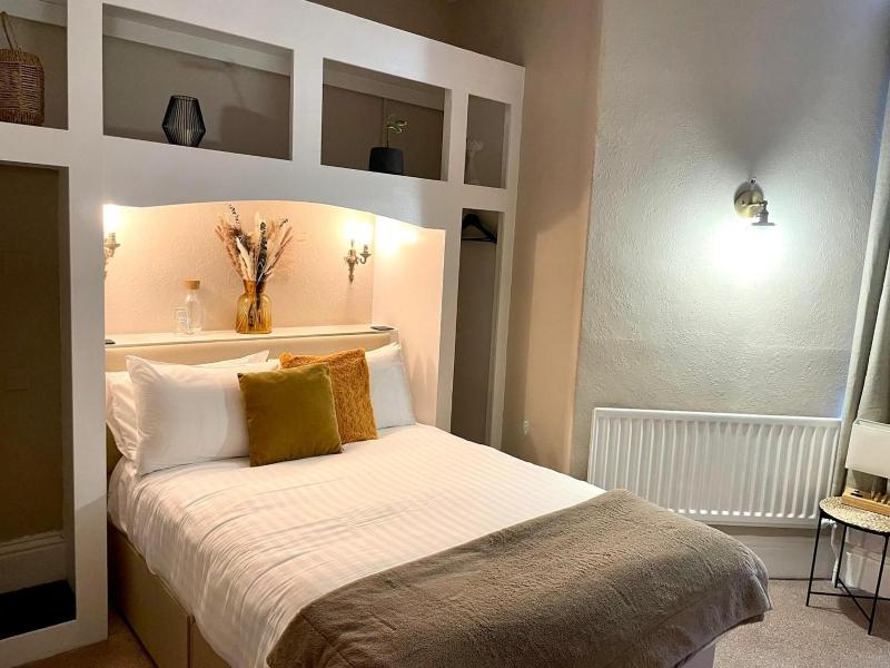 Small Double Room image 1