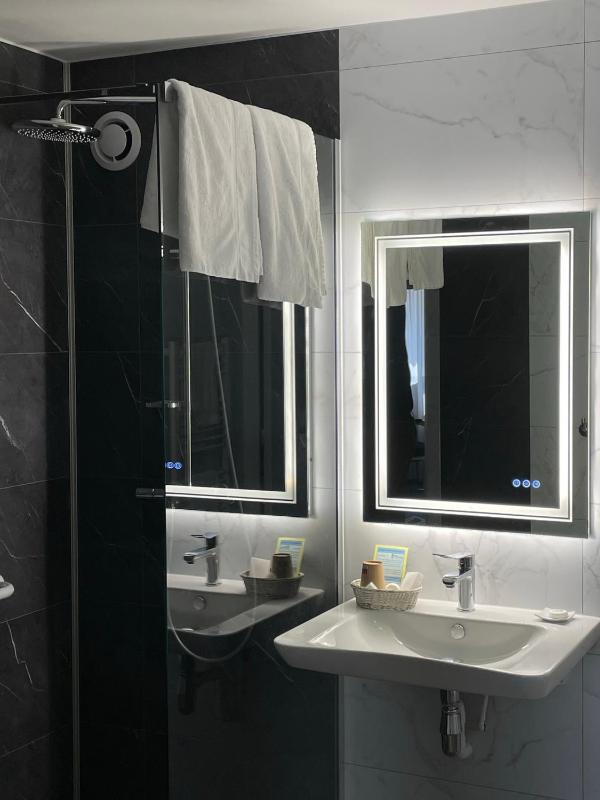 Superior Twin Room image 2