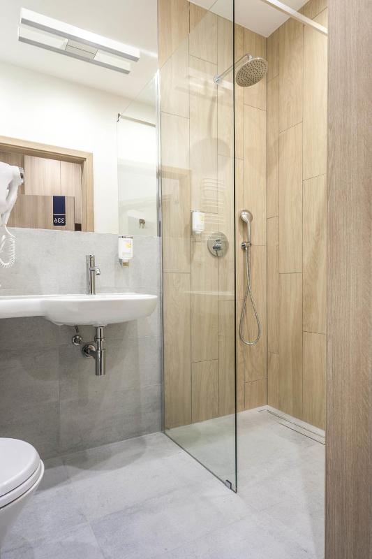 Deluxe Triple Room image 4