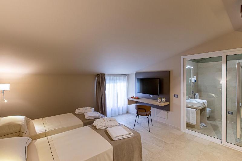 Twin Room image 1