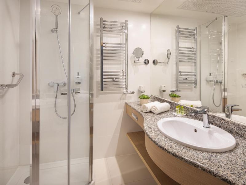 Standard Twin Room with Balcony image 4