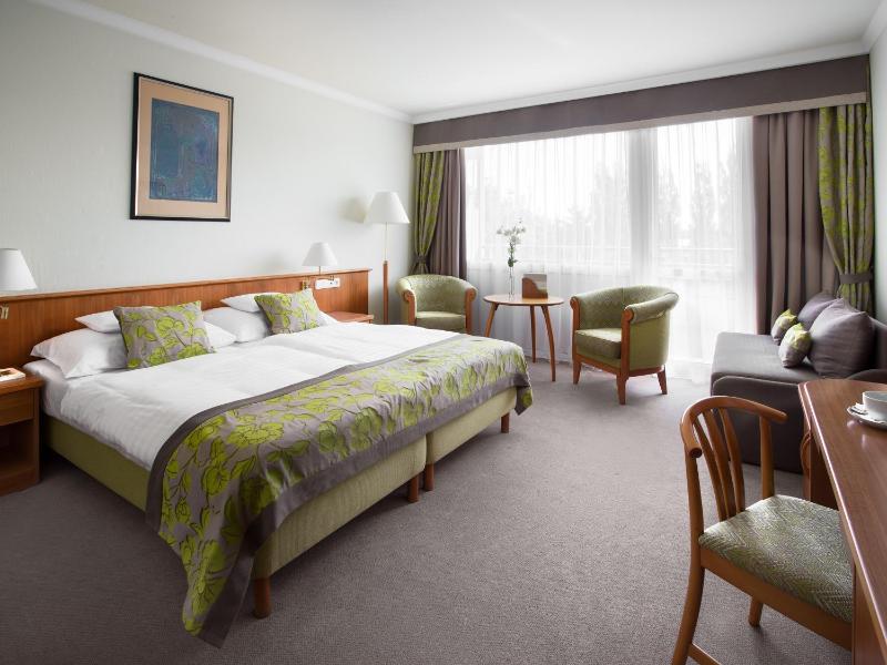 Superior Twin Room with Balcony image 3