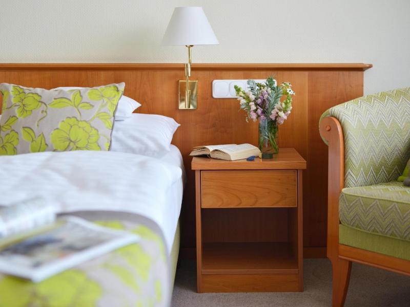 Superior Twin Room with Balcony image 4