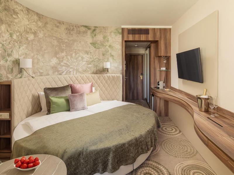 Superior King Room image 4