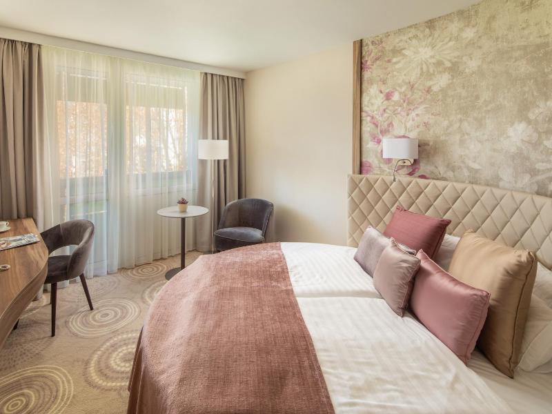 Superior King Room image 3