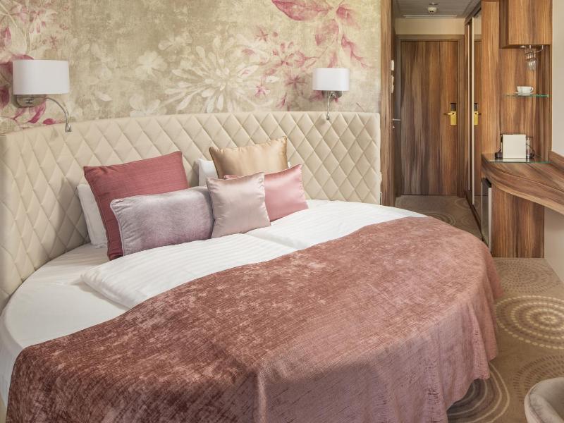 Superior King Room image 2