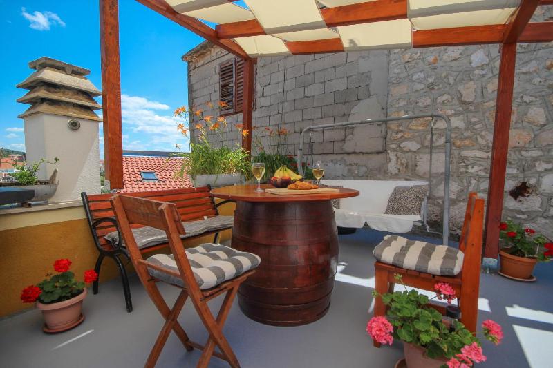 One-Bedroom Apartment image 2